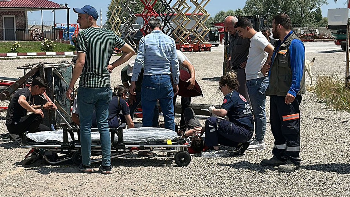 Bayrak asmak için çıktıkları vinç devrildi; 2 işçi yaralı