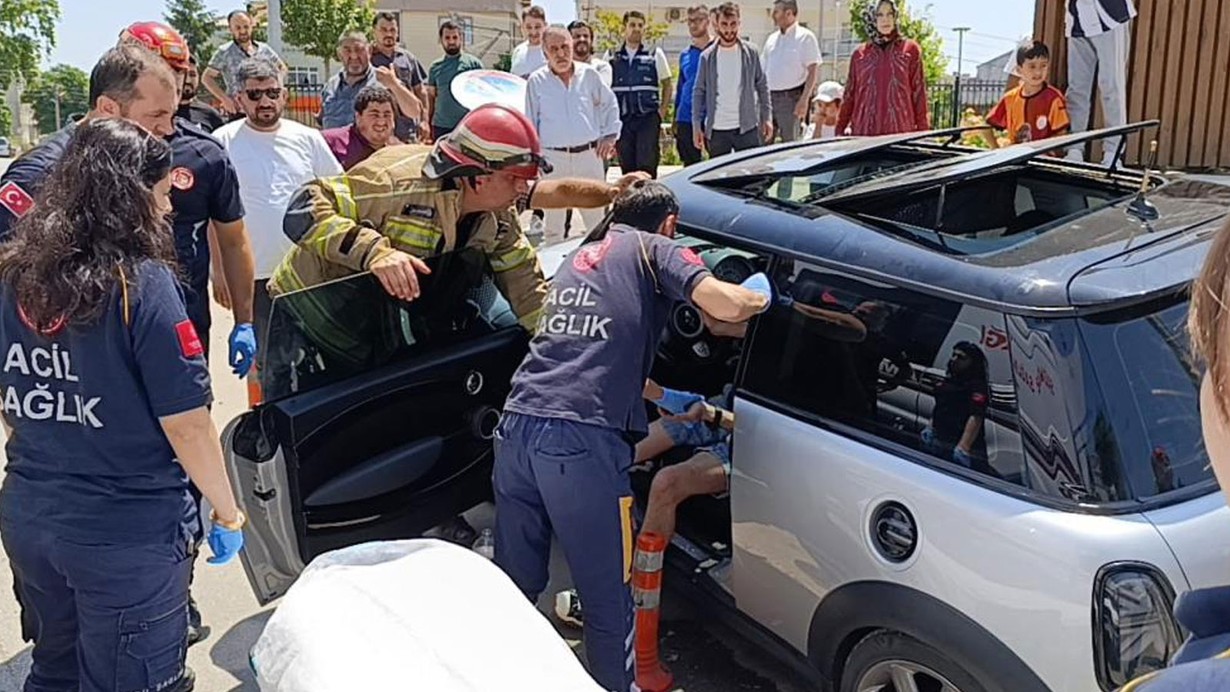 Direksiyon başında nöbet geçirdi, bariyerlere çarparak durabildi