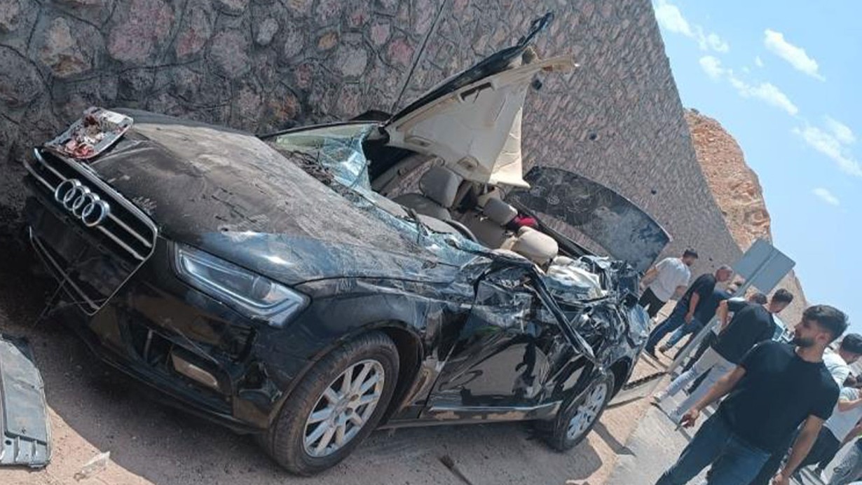 Hafriyat kamyonu ile otomobil çarpıştı: 1 ölü, 4 yaralı