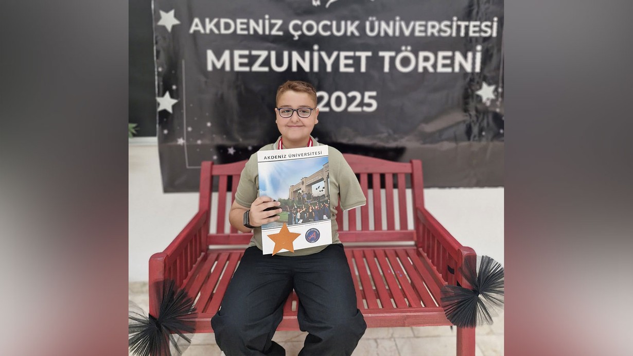 Hatay'da 19 saat boyunca enkaz altında kalan ve kolunu kaybeden 9 yaşındaki Üstün'ün hayali pilot olmak