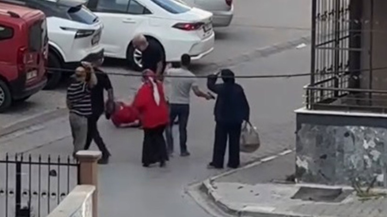 Mersin'de bir erkek, boşanma aşamasında olduğu kadını sokak ortasında bıçakla rehin aldı