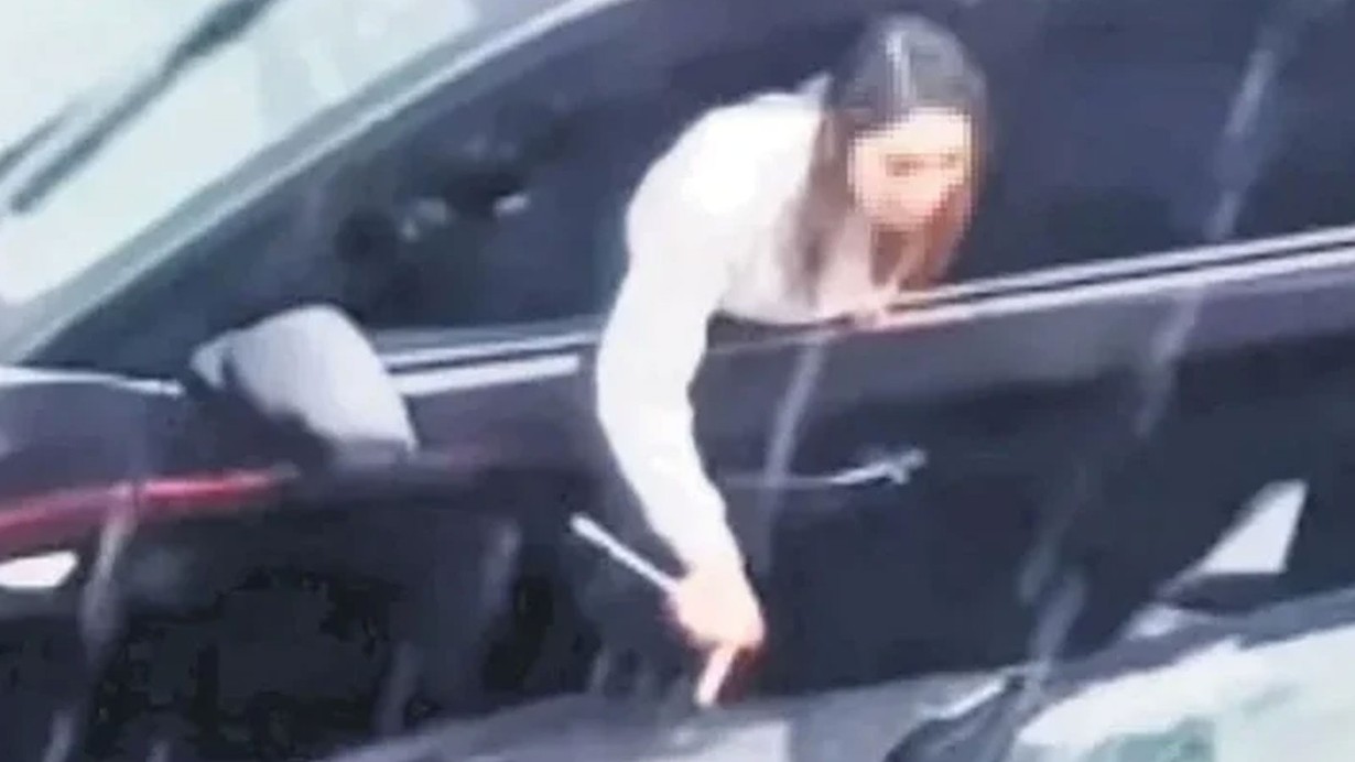 Ünlü oyuncu Şişli'de ortalığı birbirine kattı! Bir gecede 5 araca hasar verdi!