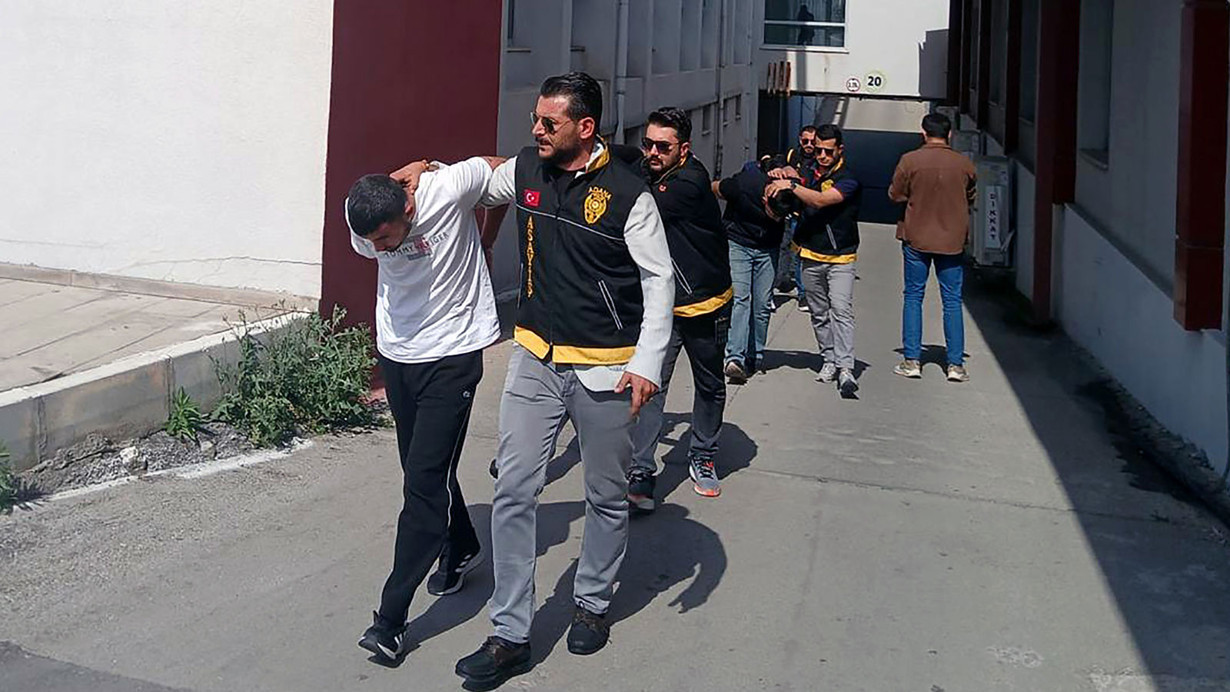 Adana'da vahşet: Husumetlisi zannedip, kapıda bekleyen kardeşini öldürdü