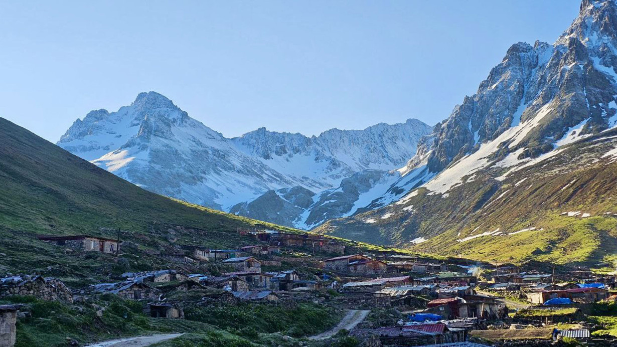 Rize, yaza meydan okuyor: Bazı yaylaların yüksek kesimlerine kar yağdı