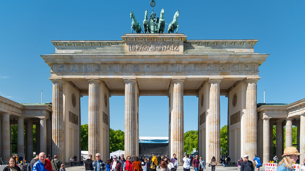 Türk bayraklı esnaf tabelalarıyla birlikte Berlin'de 3 gün!