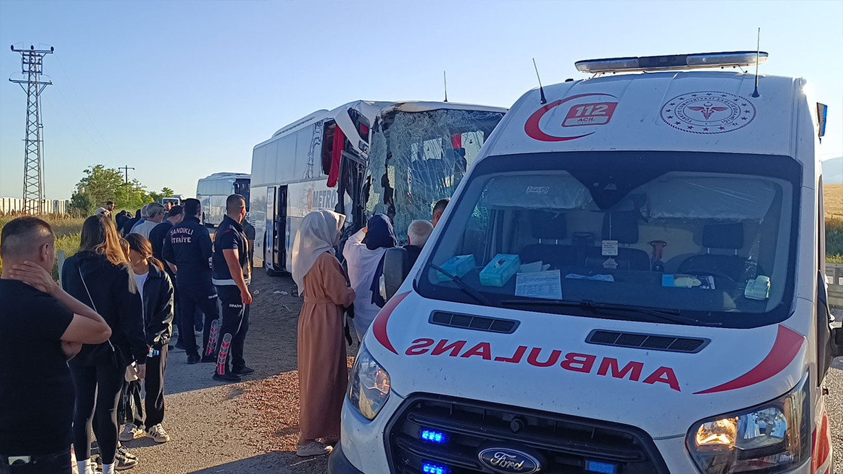 Yolcu otobüsü tıra çarptı: Yaralılar var