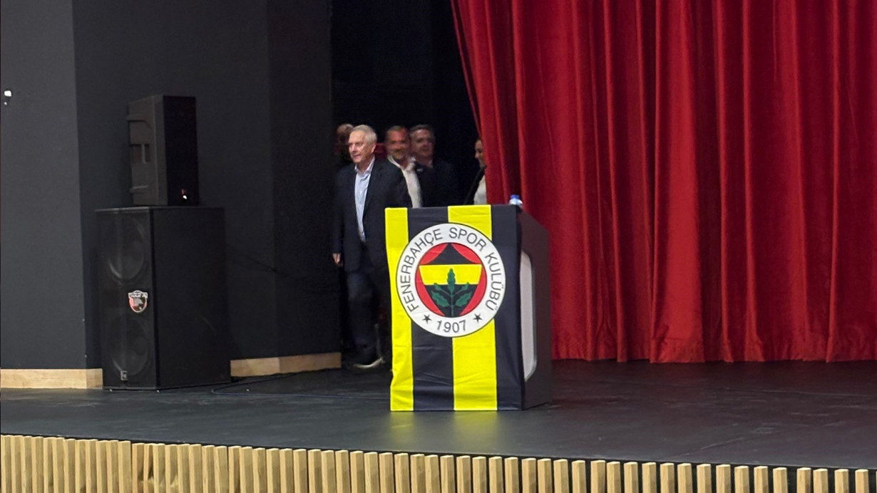 Fenerbahçe eski başkanı Aziz Yıldırım, genç kongre üyeleriyle buluştu