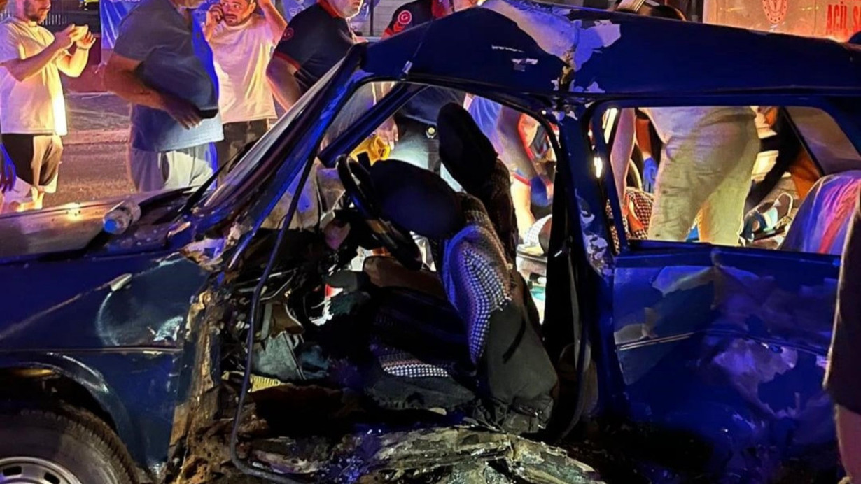 Sakarya'da iki otomobil birbirine girdi: 1'i ağır 5 yaralı
