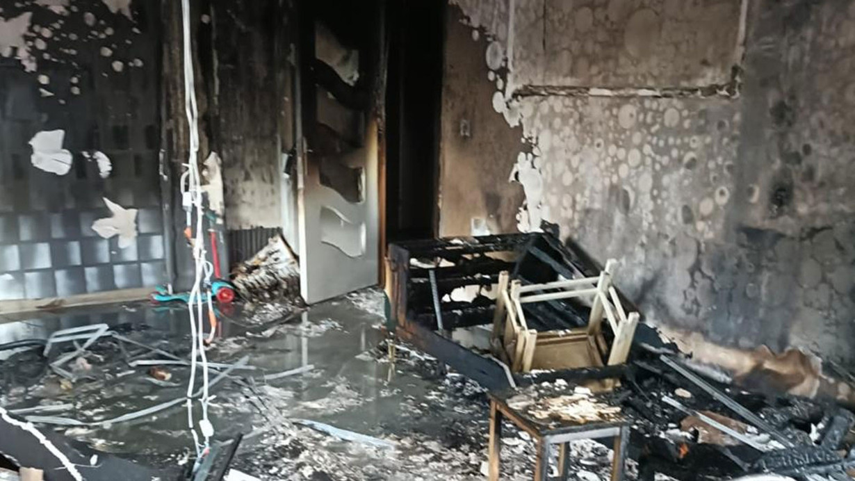 Şarja takılı telefon bomba gibi patladı! 8 kişi dumandan etkilendi