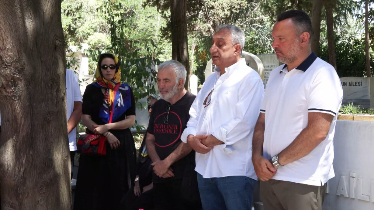 Kemal Sunal, vefatının 25'inci yıl dönümünde kabri başında anıldı
