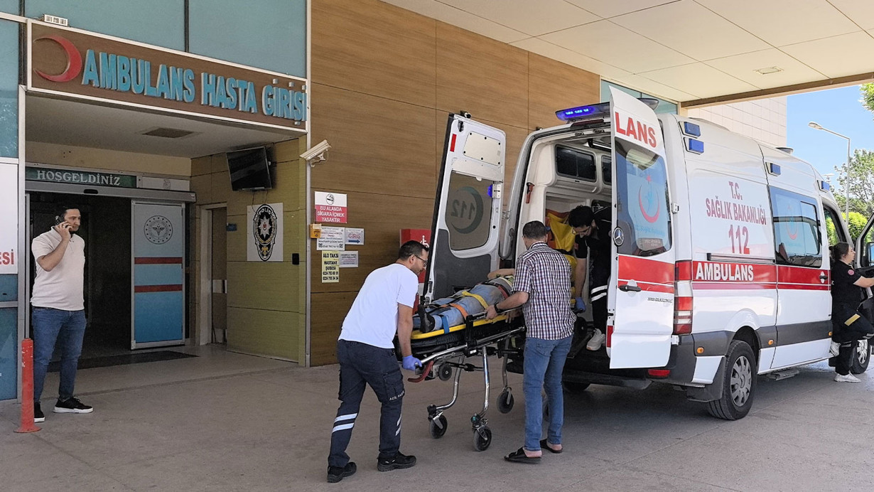 Devrilen suntaların altında kalan işçi yaralandı