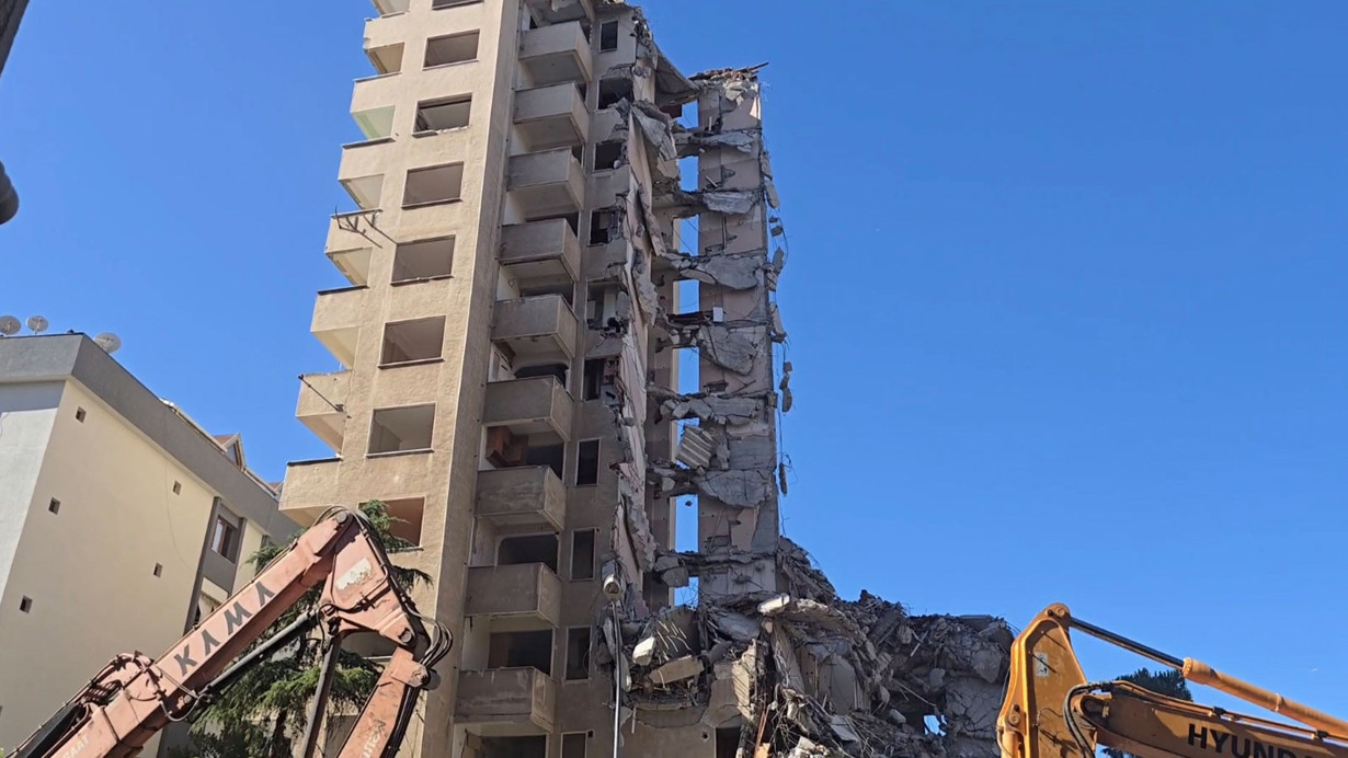Maltepe'de 11 katlı bina kontrollü yıkım sırasında çöktü
