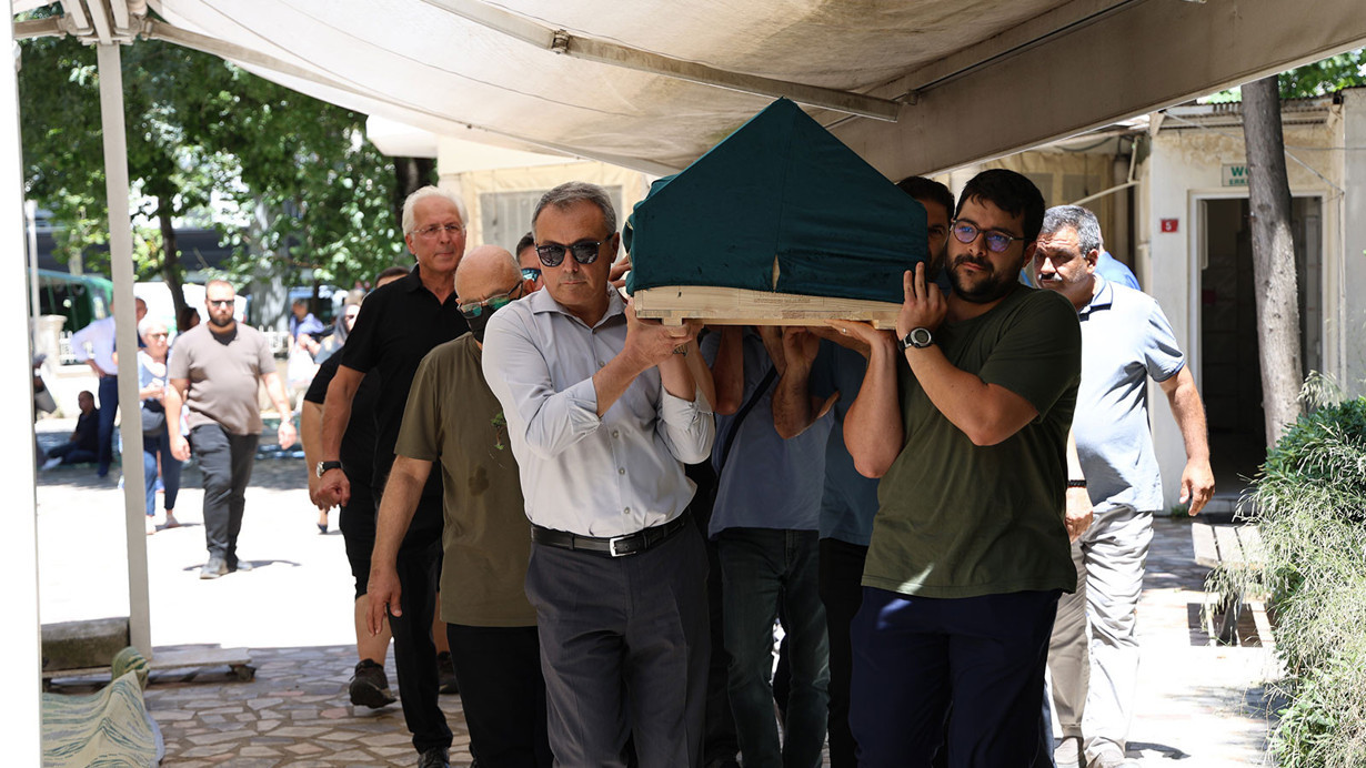 Rize’deki uçak kazasında hayatını kaybeden pilot son yolculuğuna uğurlandı