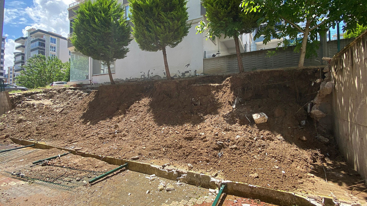 Samsun’da sağanağa dayanamayan istinat duvarı çöktü