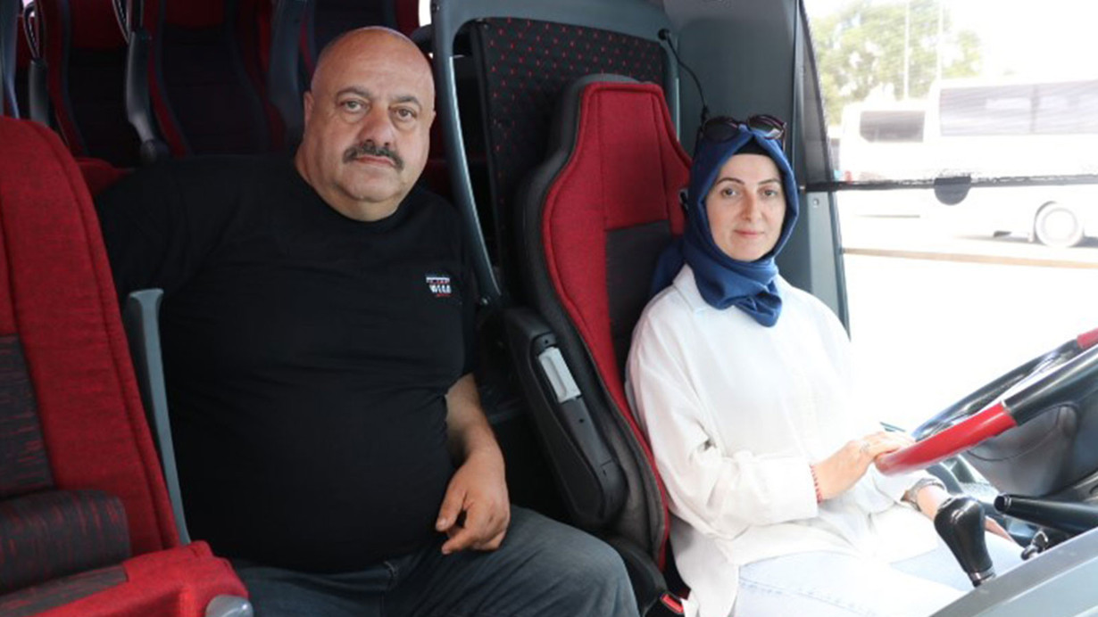 Hayalini gerçekleştirdi, kocası ile aynı otobüste şoförlük yapıyor