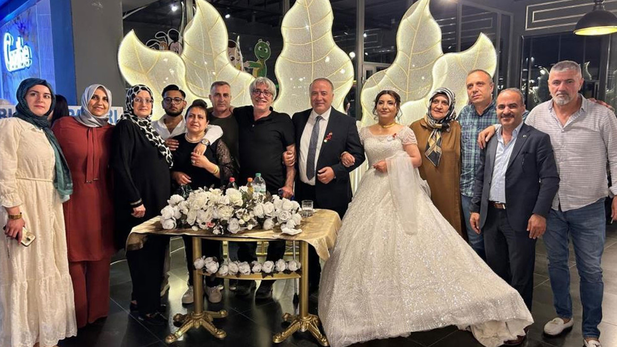 Liseli sınıf arkadaşları 34 yıl sonra karşılaştı, görüşme düğünle sonuçlandı