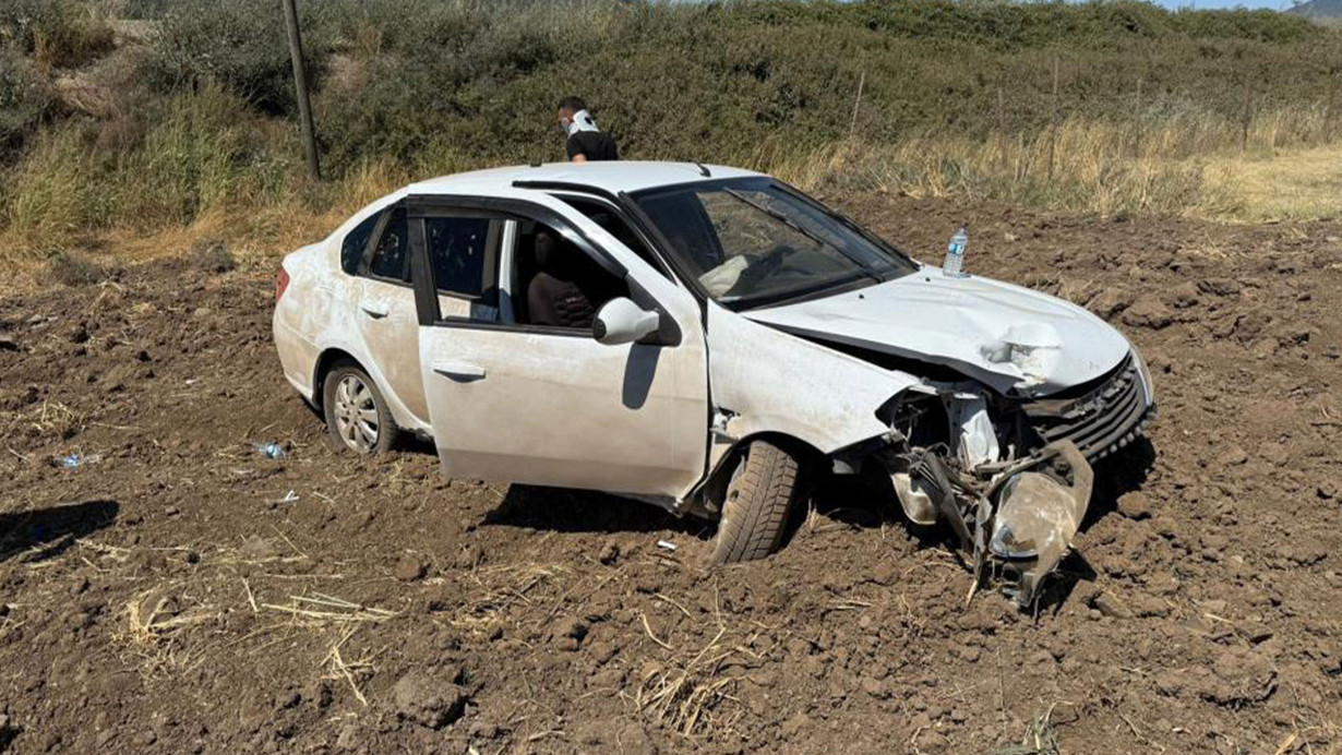 Direksiyon hakimiyetini kaybeden sürücü tarlaya uçtu
