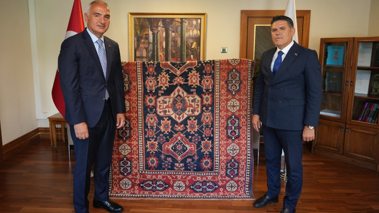 5 asırlık Uşak halısı yuvaya döndü