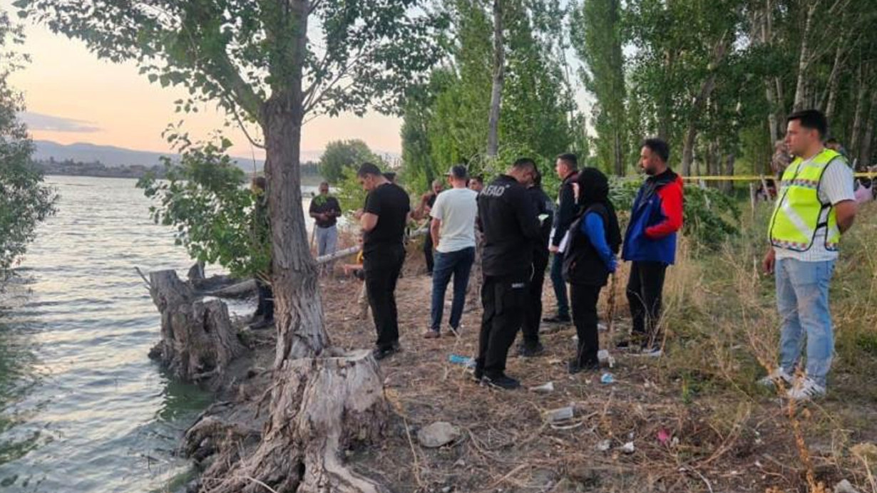 Serinlemek için girdiği barajda kayboldu