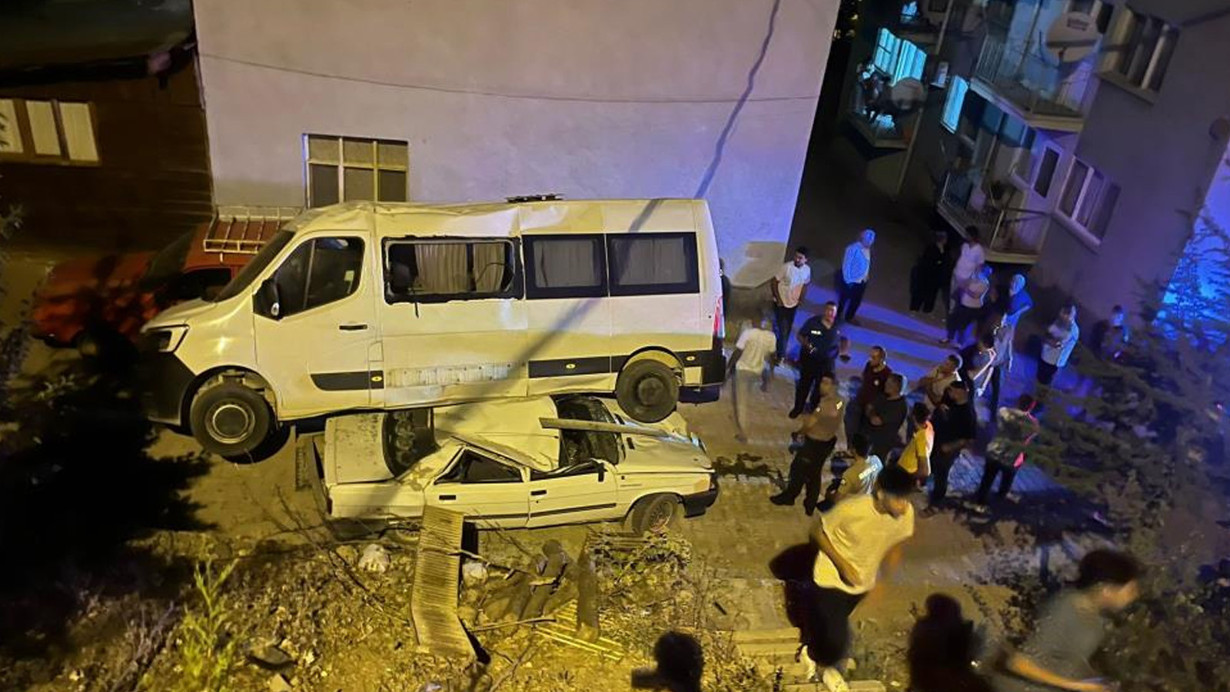 Park halindeyken freni boşalan minibüs otomobilin üzerine düştü