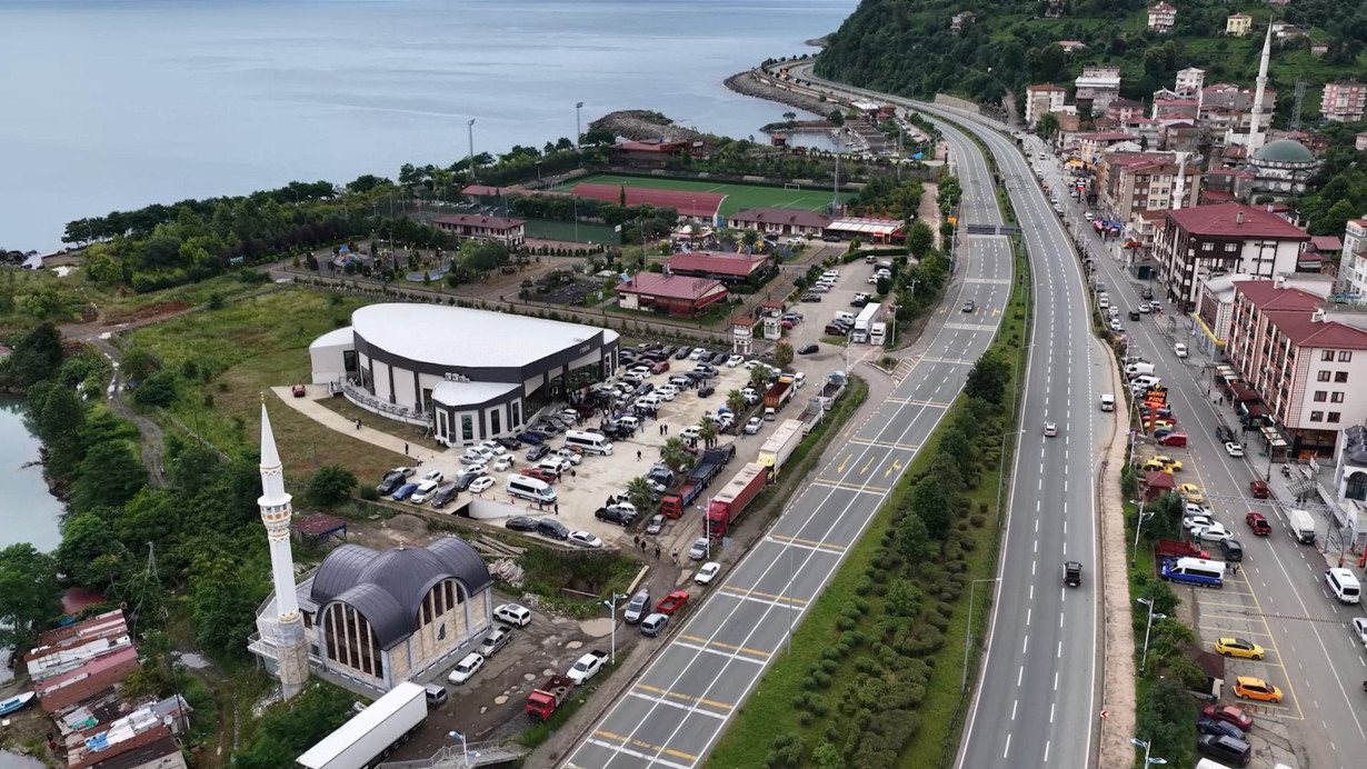 Rize'de tırların oluşturduğu tehlikeli labirent!