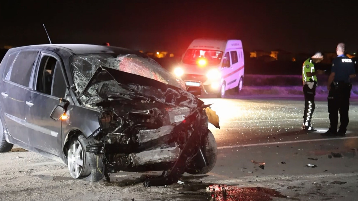 Aksaray'da bahçe duvarına çarpan aracın sürücüsü ağır yaralandı 