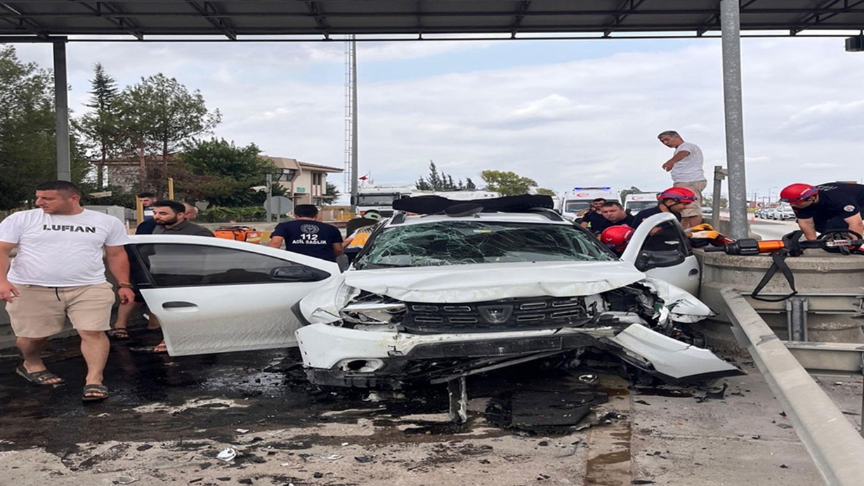 Adana'da feci kaza! Otomobil beton bariyere çarptı: 1 ölü, 4 yaralı
