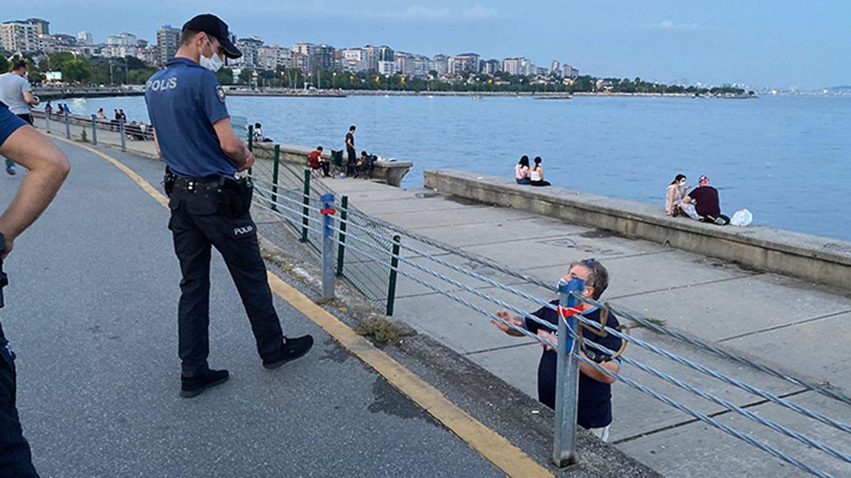 Caddebostan Sahili ve Maçka Parkı'nda polis maske takmayanları uyardı