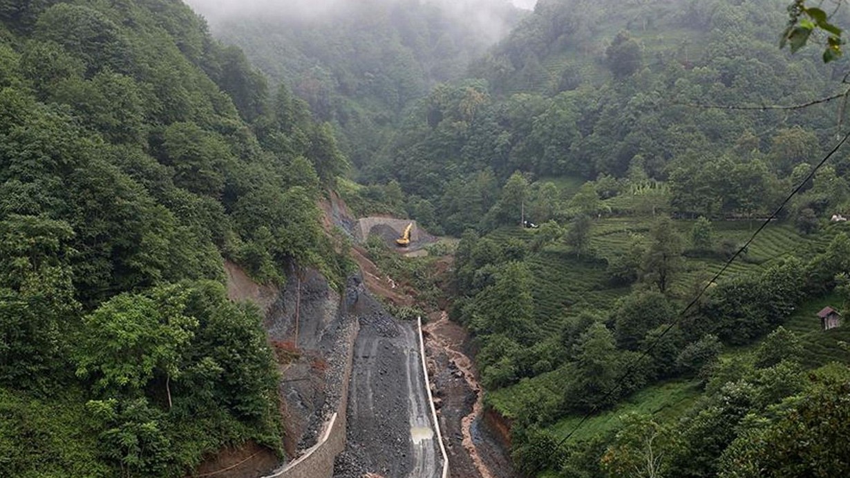 Rize'de etkili olan sağanak heyelana neden oldu! Selde mahsur kalan 7 kişi kurtarıldı