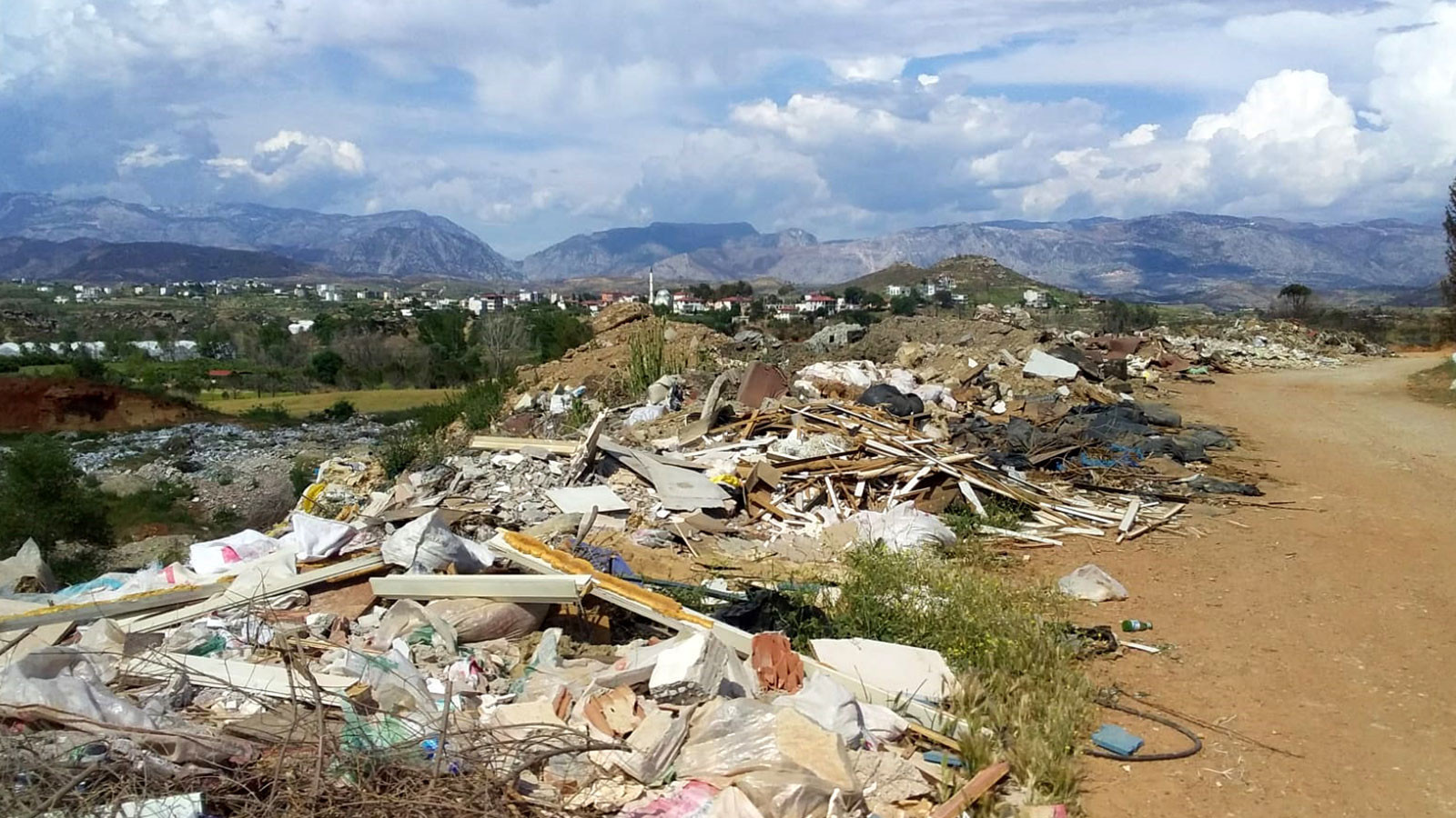Antalya Manavgat�ta orman yangınında zarar gören evlerin hafriyatı