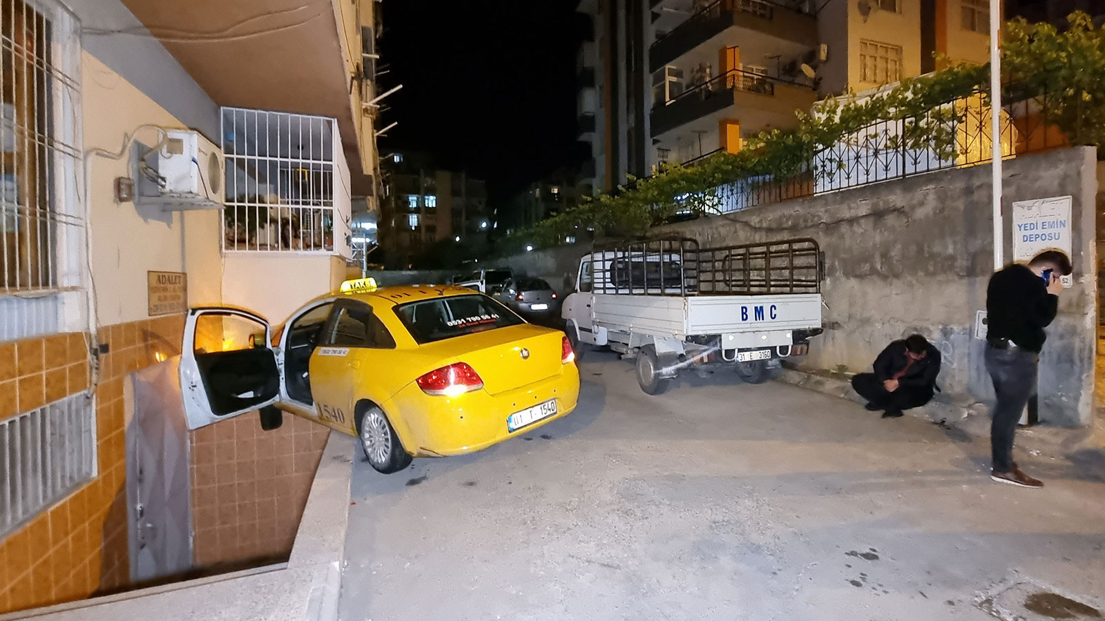 Adana�da kavgayı ayıran vatandaşın taksisi çalındı