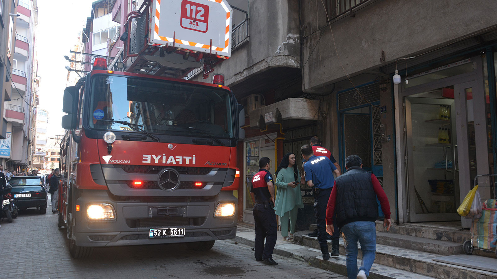 Havalandırma boşluğuna atılan sigara izmariti apartmanı ateşe verdi