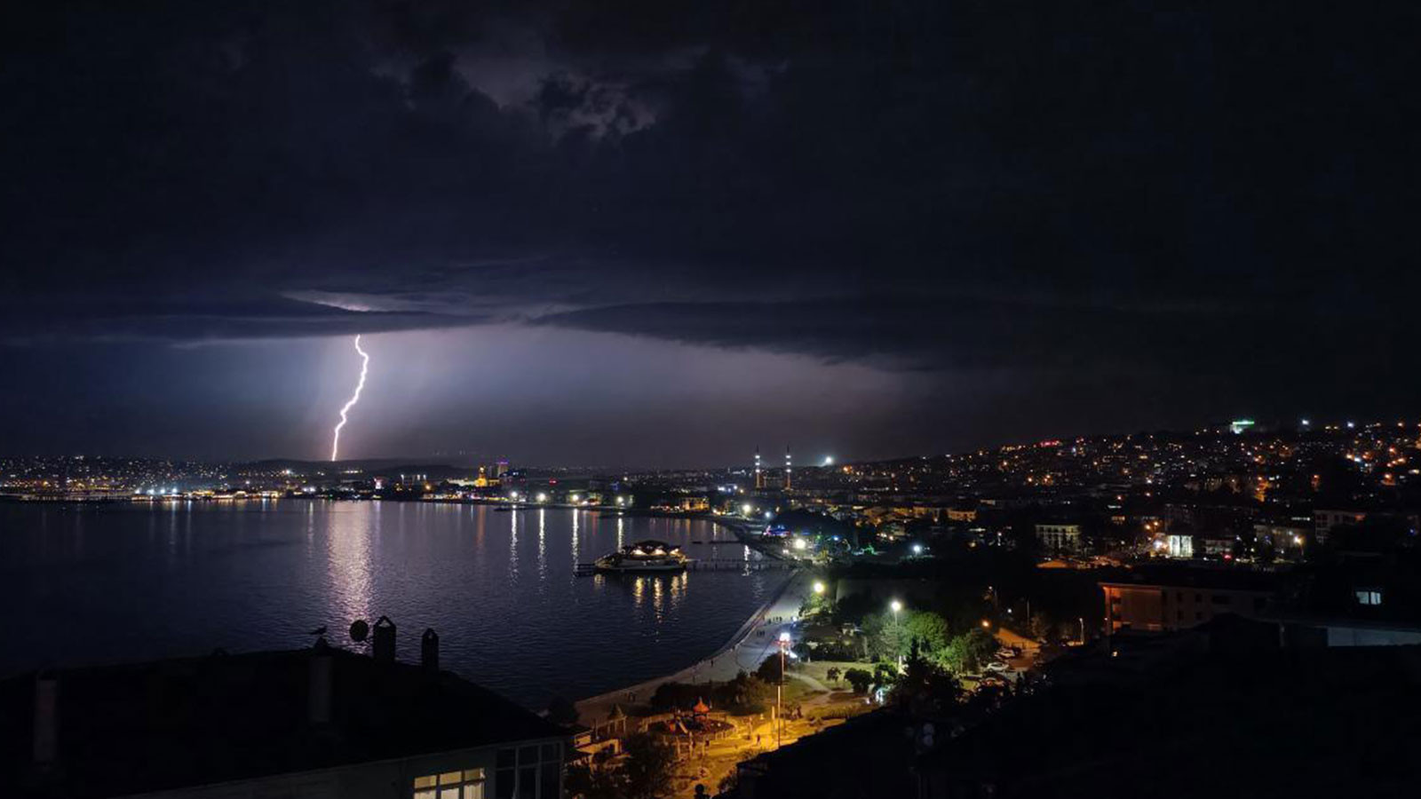 İstanbul�da geceyi gündüze çeviren görüntüler