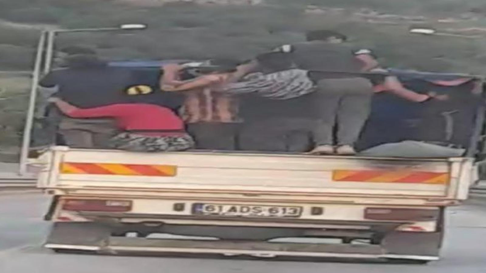 Sakarya�nın Geyve ilçesinde kasasındaki kişilerin tehlikeli