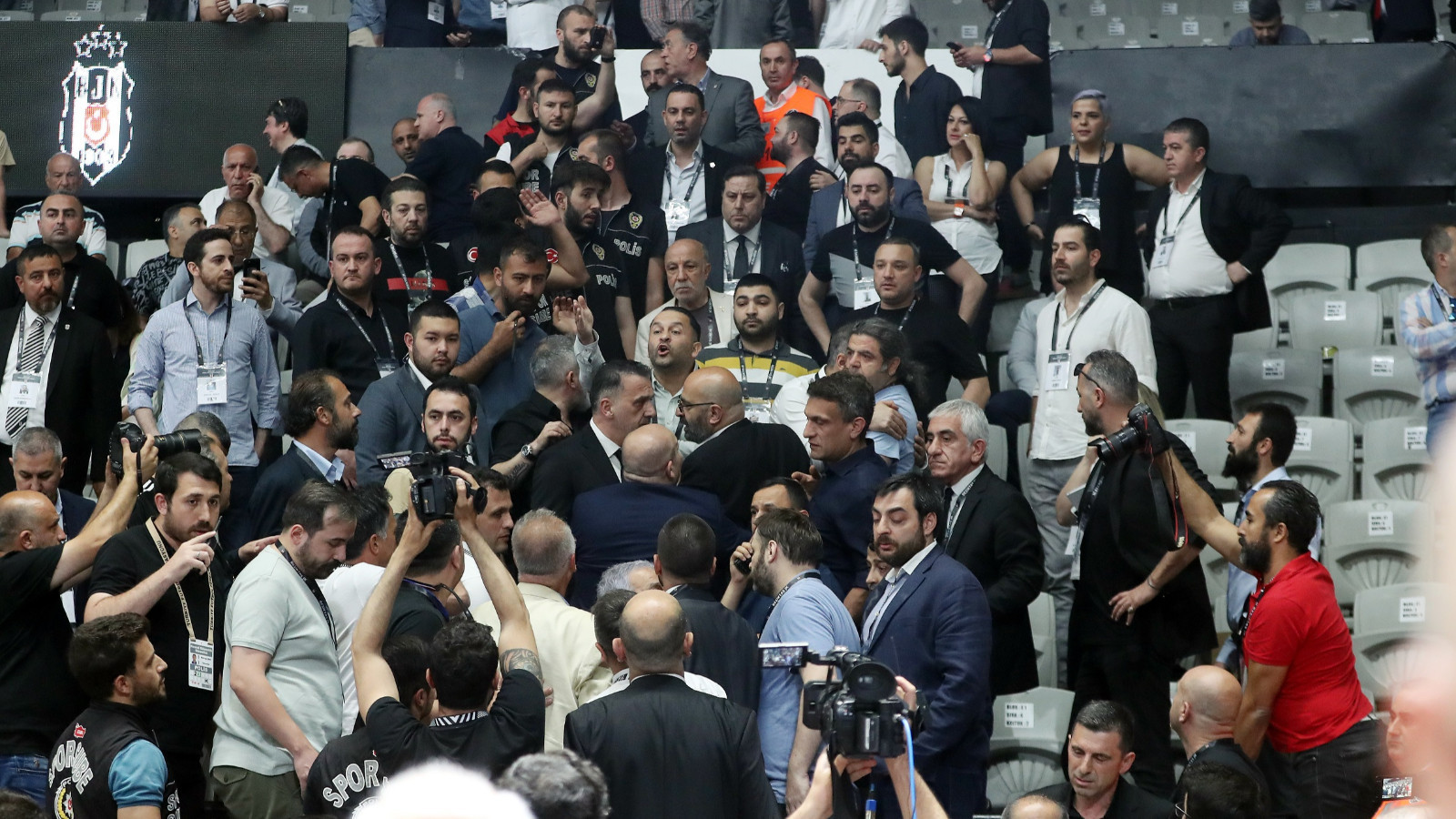 Son dakika Beşiktaş genel kurulunda arbede&hellip; Tokatlar hakaretler