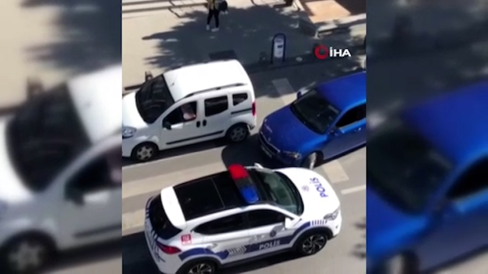 Aracını yaya yoluna park etti, geçenlere izin vermedi