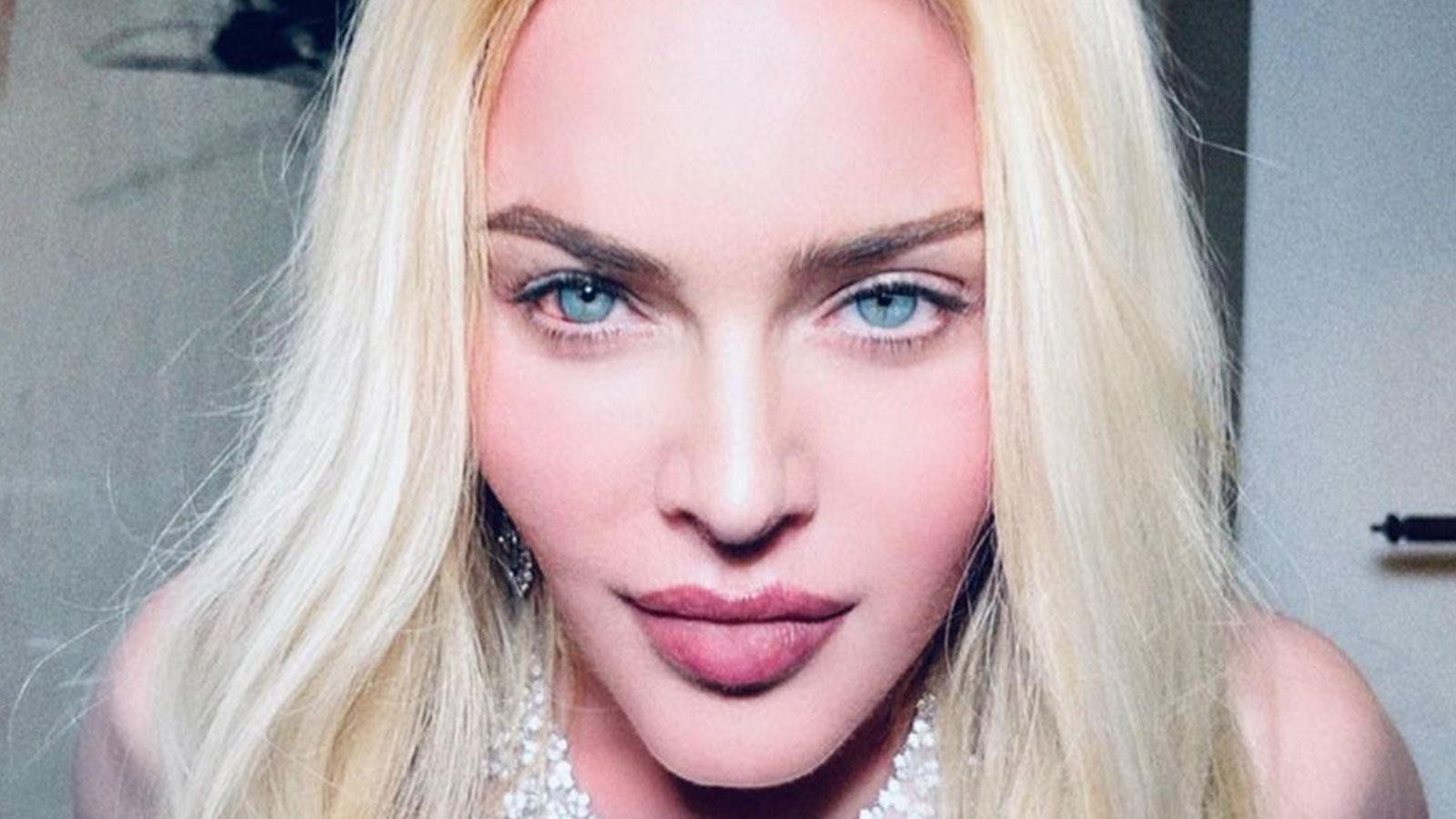 Unlu Sarkici Madonna Yatakta Ustsuz Poz Verdi Madonna Fotograflar Madonna Pozlar