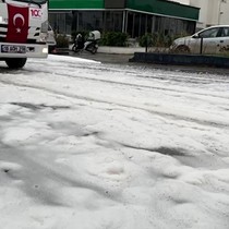 Bodrum’da şaşırtan anlar: Yol aniden köpürdü!
