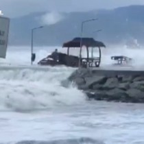 Dalgalar arasında fotoğrafını çekerken az kalsın ölüme gidiyordu!
