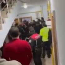 Hırsız, ev sahibinin üzerine kapıyı kilitledi