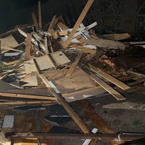 Ayvacık'ta fırtına yıkımı: Çatılar uçtu, ağaçlar devrildi
