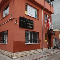 Daha önce pastöre saldırı gerçekleştirilen kilisede ikinci skandal