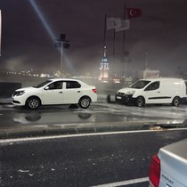 İstanbul kuvvetli fırtınaya teslim! Üsküdar sahilde dev dalgalar