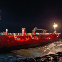 Zeytinburnu açıklarında bir tanker karaya oturdu!