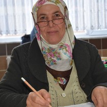 ‘Kız çocuğu okumaz’ bakış açısının kurbanı oldu, 60 yaşında prangalarını kırdı