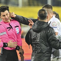 Hakem Halil Umut Meler'e saldırı anları