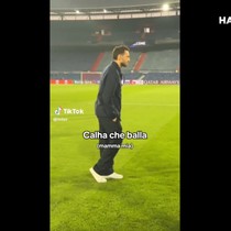 Hakan Çalhanoğlu, Michael Jackson gibi 'moonwalk' yaptı