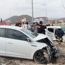 Isparta'da iki otomobil kafa kafaya çarpıştı: Ölüler ve yaralılar var