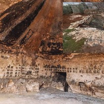 Senem Mağaraları ile Bozoda'da bir bahçede bulunan kolumbaryumlar kaydediliyor
