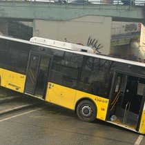Kontrolden çıkan İETT otobüsü kaza yaptı